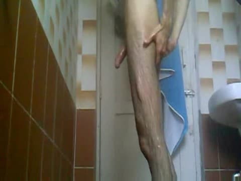 Un mec maigre prend sa douche et se touche la bite