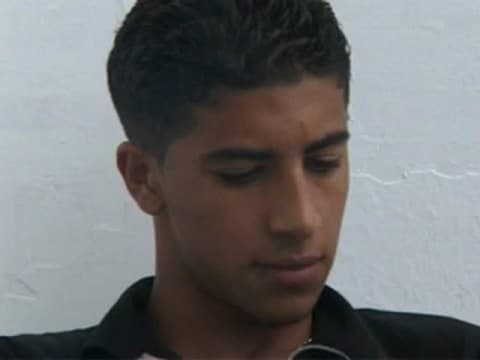 Jeune rebeu se branle tranquillement sur la terrasse