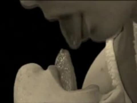 Un soumis est enculé en force dans une blackroom