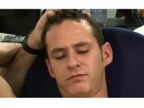 Il se fait branler au bureau par ses employés.